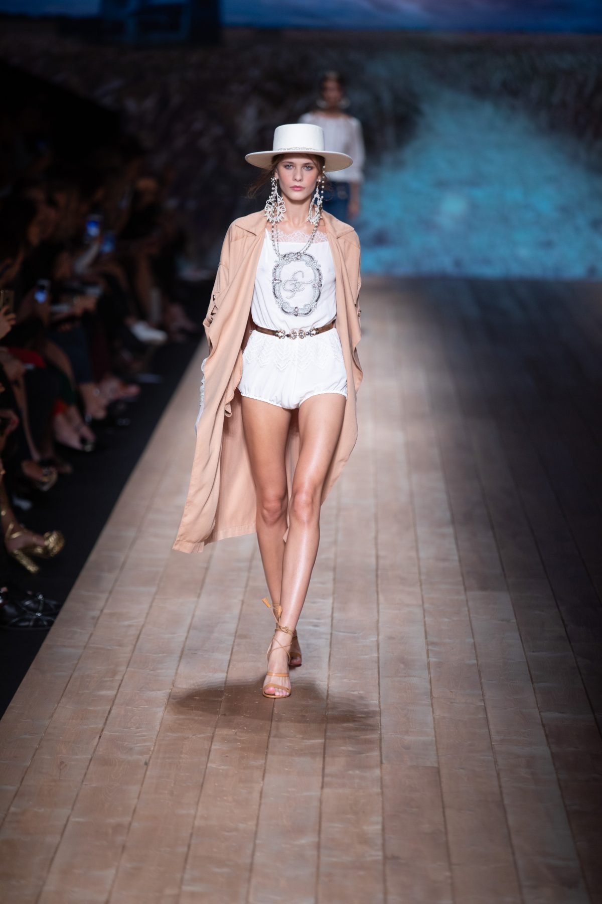 Canon-Canon EOS 5D Mark IV-6720x4480-157158