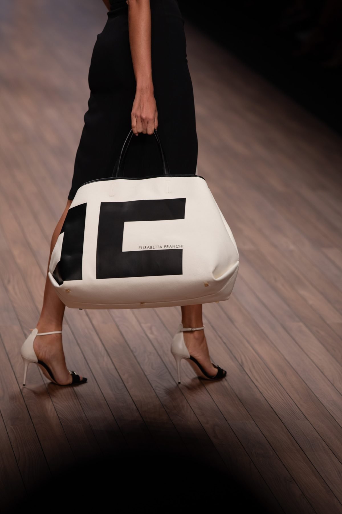 Canon-Canon EOS 5D Mark IV-6720x4480-182336