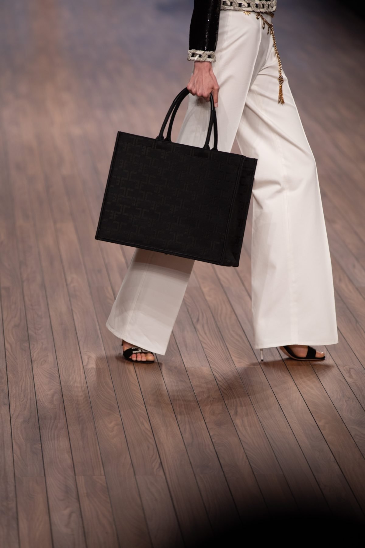 Canon-Canon EOS 5D Mark IV-6720x4480-182355