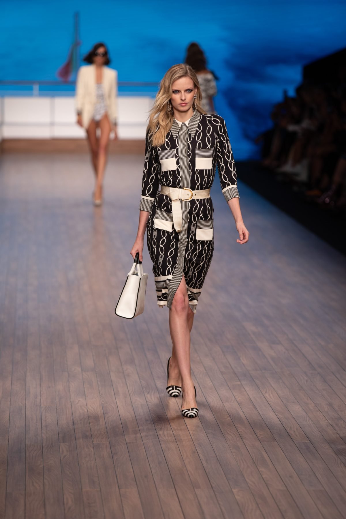 Canon-Canon EOS 5D Mark IV-6720x4480-182372