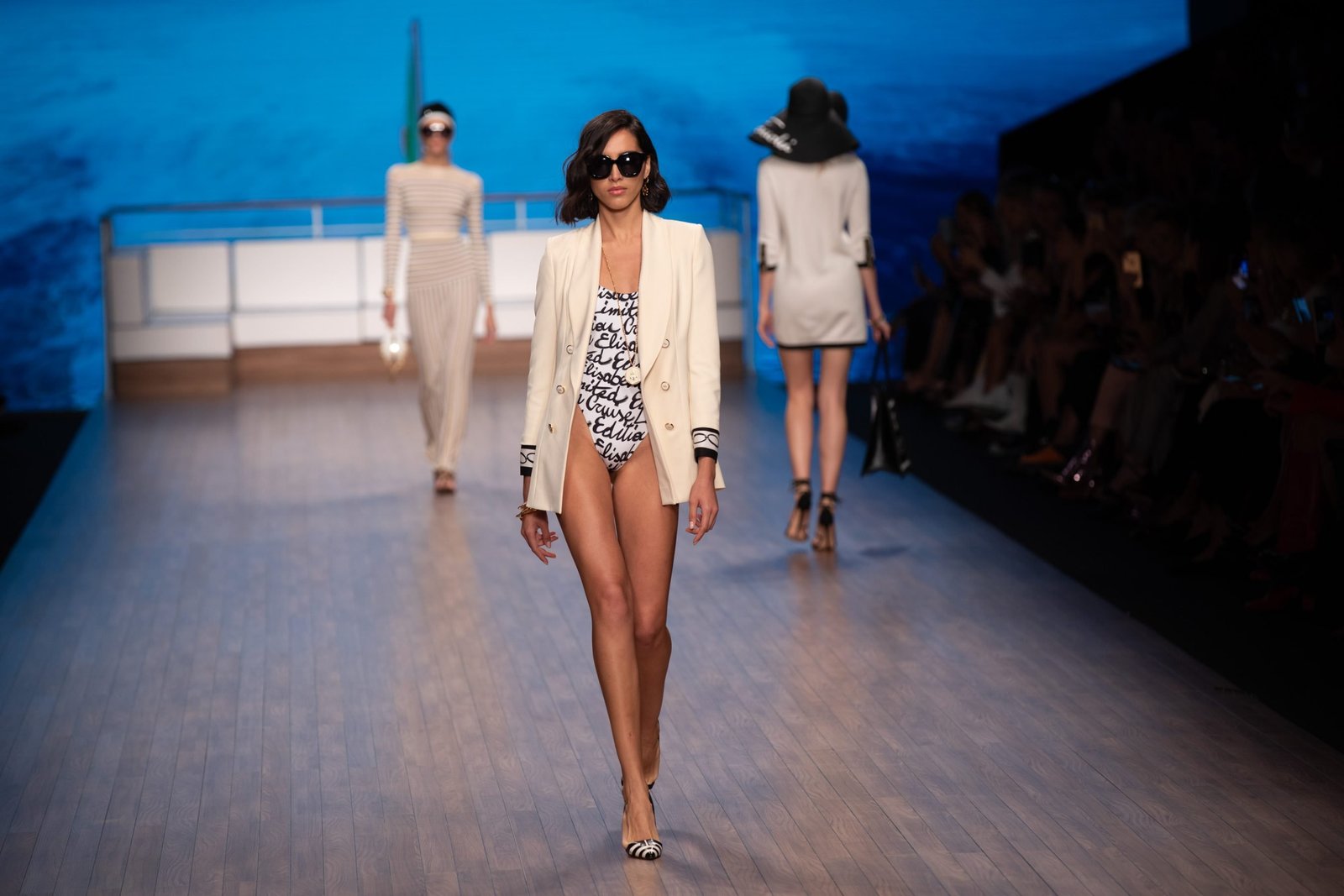 Canon-Canon EOS 5D Mark IV-6720x4480-182380